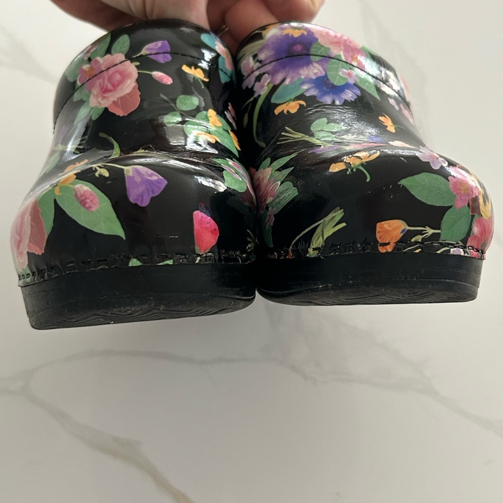 Dansko Black Multicolor Floral Garden Print Patent Leather Clogs Size 36 6 - Picture 7 of 8